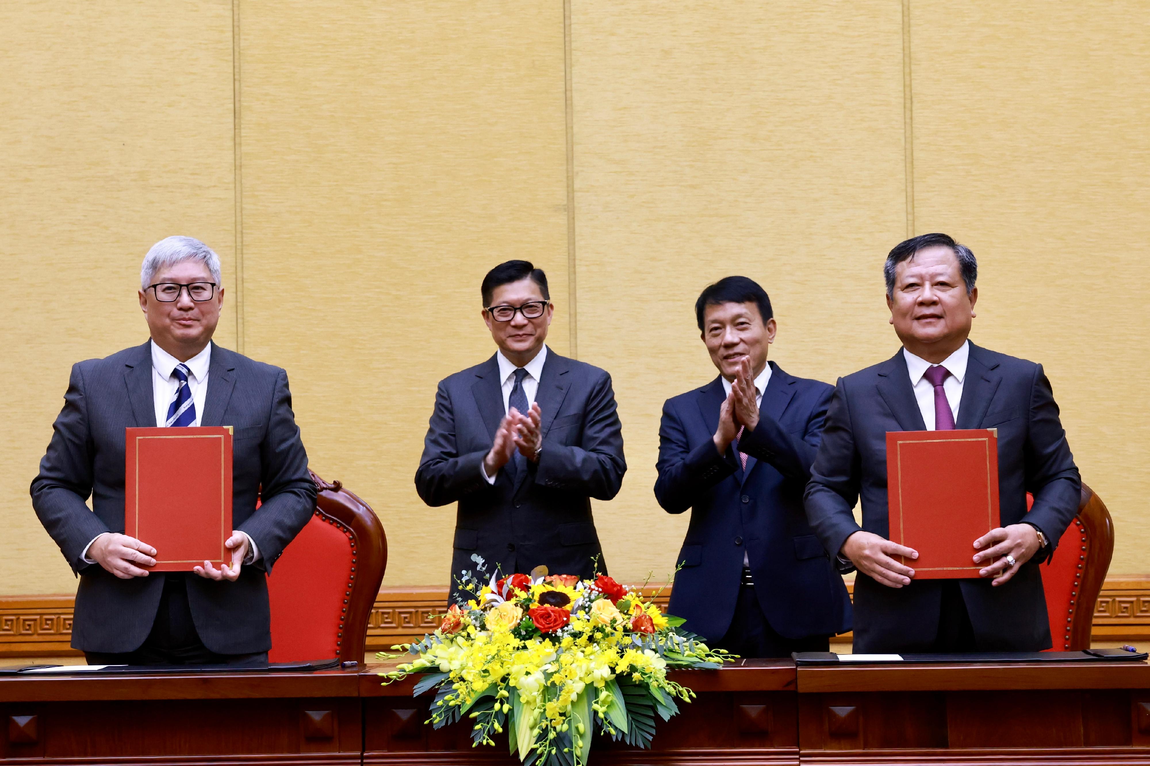 The Secretary for Security, Mr Tang Ping-keung, began his visit programme in Vietnam on August 28. Photo shows Mr Tang (back row, first left) and the Deputy Minister of Public Security of Vietnam, Senior Lieutenant General Luong Tam Quang (back row, first right), witnessing the signing of the Memorandum of Understanding by the Director of Immigration, Mr Au Ka-wang (front row, first left), and the Director General of Immigration Department of Vietnam, Mr Pham Dang Khoa (front row, first right), on enhancing co-operation in respect of immigration matters of the two places.