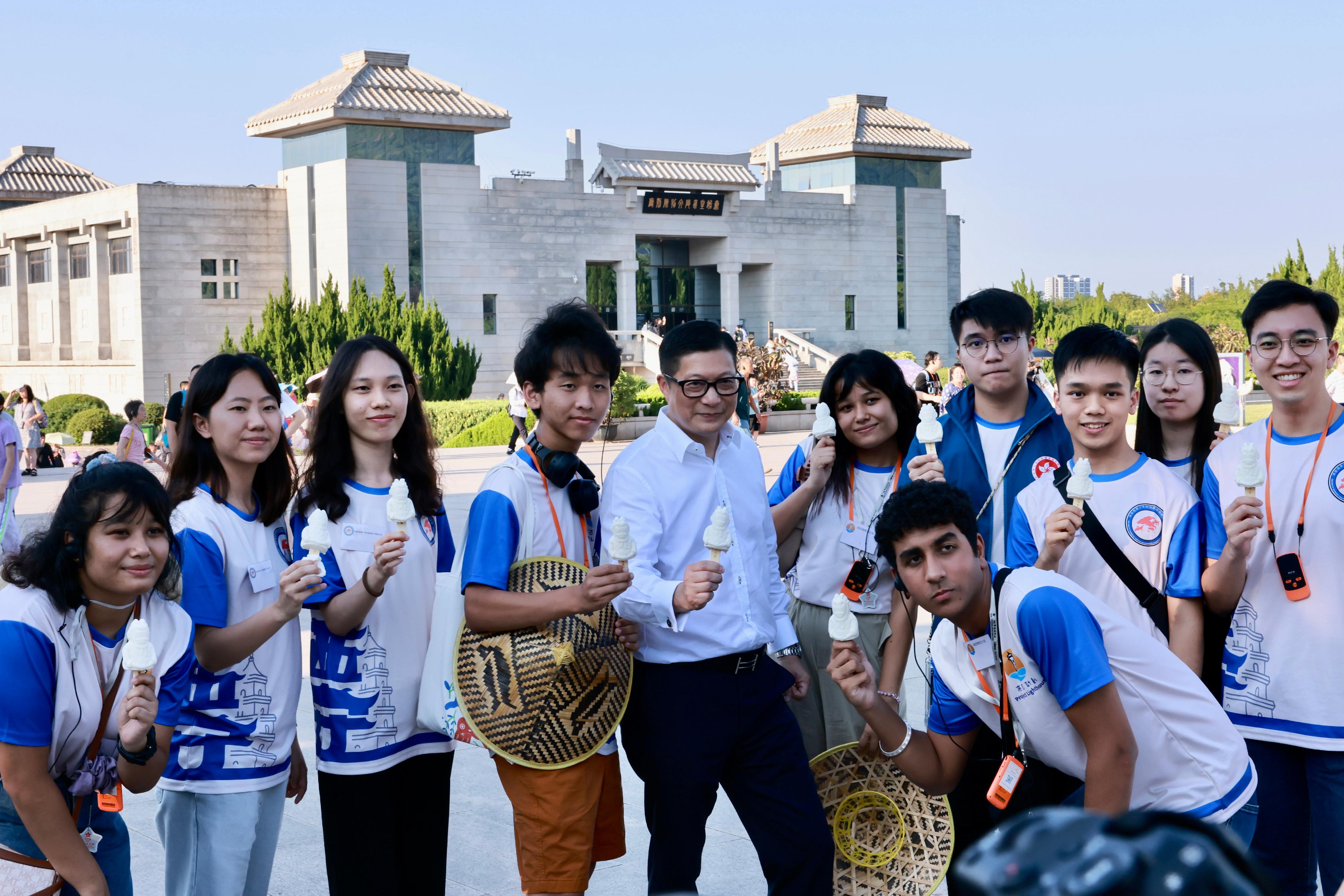 The Secretary for Security, Mr Tang Ping-keung, led members of the Security Bureau Youth Uniformed Group Leaders Forum and non-Chinese speaking students of Project Lighthouse to visit Shaanxi and Beijing. Photo shows Mr Tang (fifth left) with the youth groups' members after touring the Emperor Qinshihuang's Mausoleum Site Museum in Xi'an on August 14.