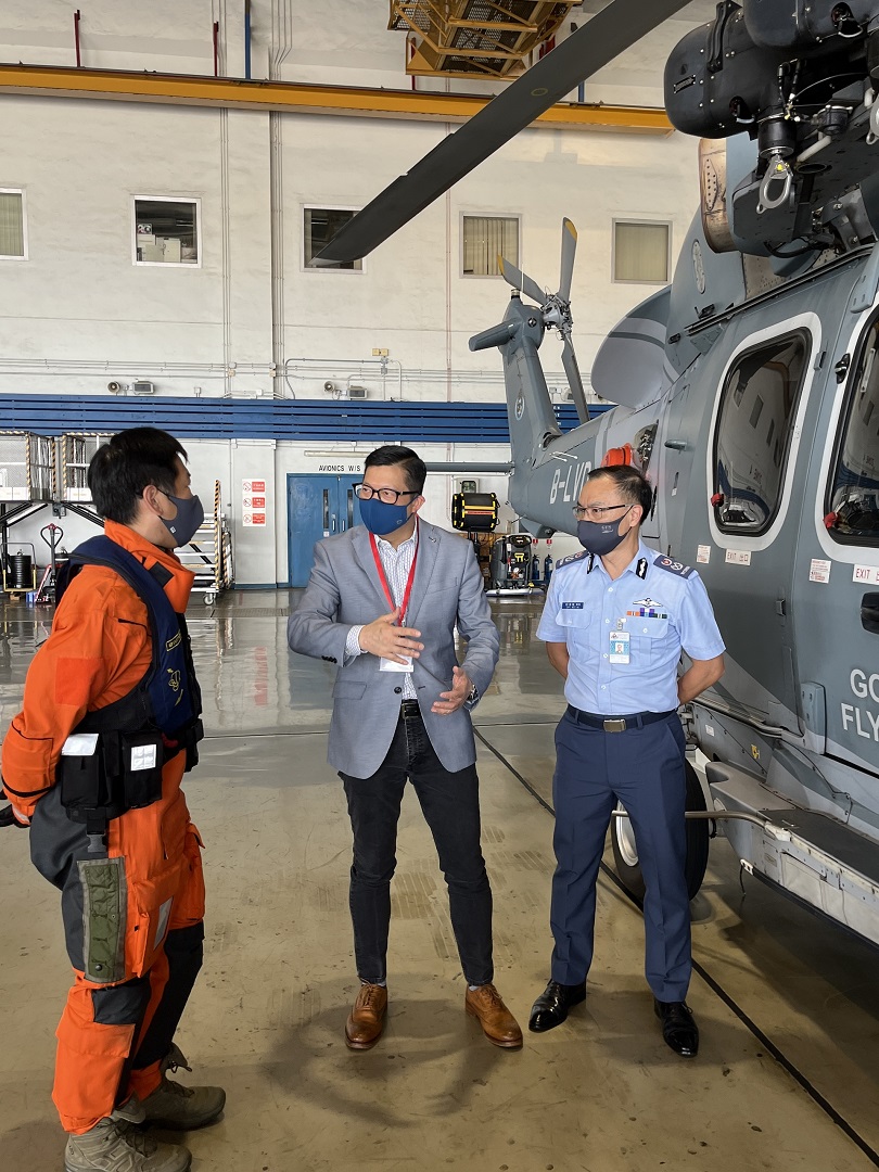 保安局局長鄧炳強於七月三日到訪政府飛行服務隊總部，探訪於七月二日颱風「暹芭」吹襲期間參與救援行動的人員。
