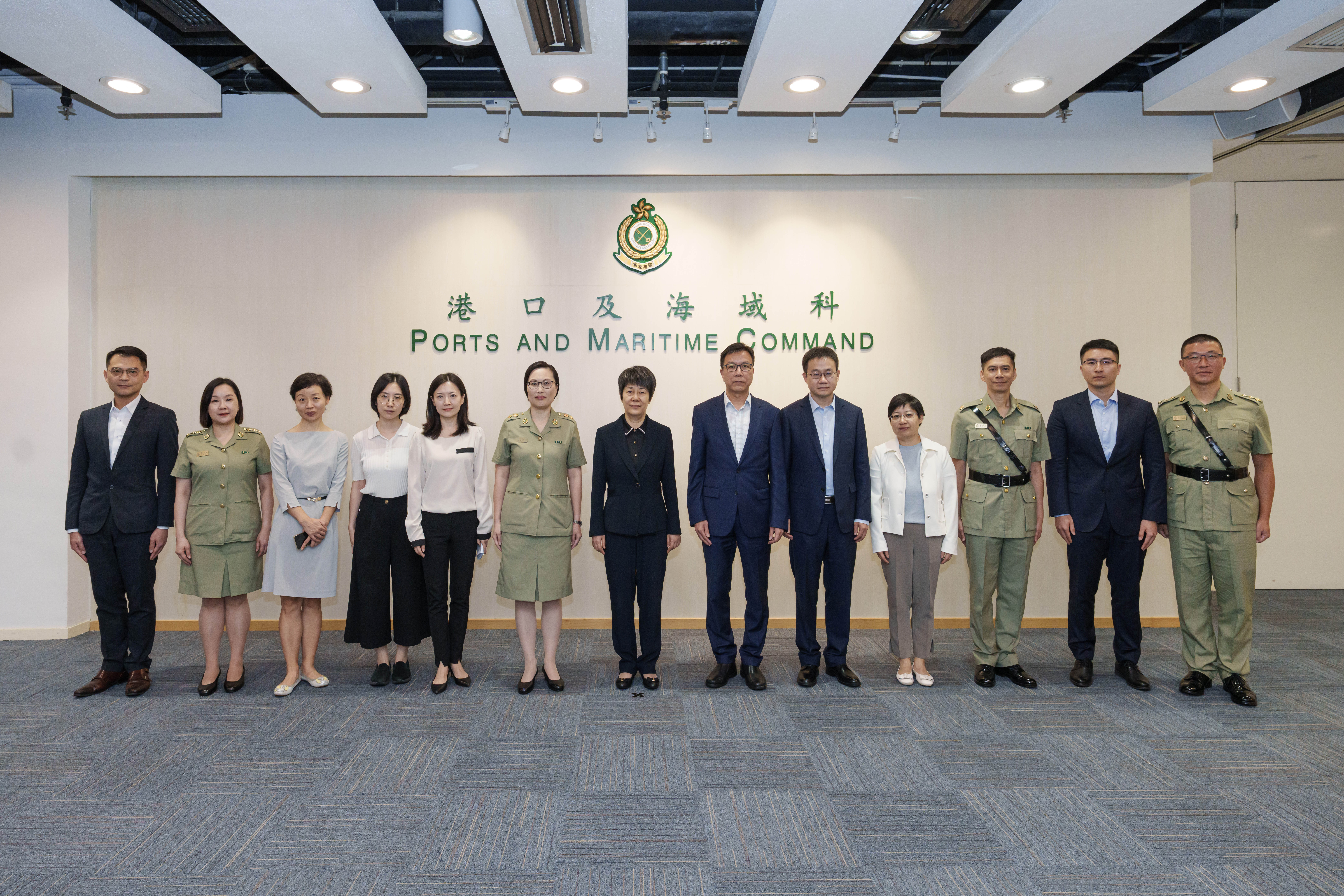 香港海关署理关长黎流栢(右六),国家商务部副部长郭婷婷(左七),香港