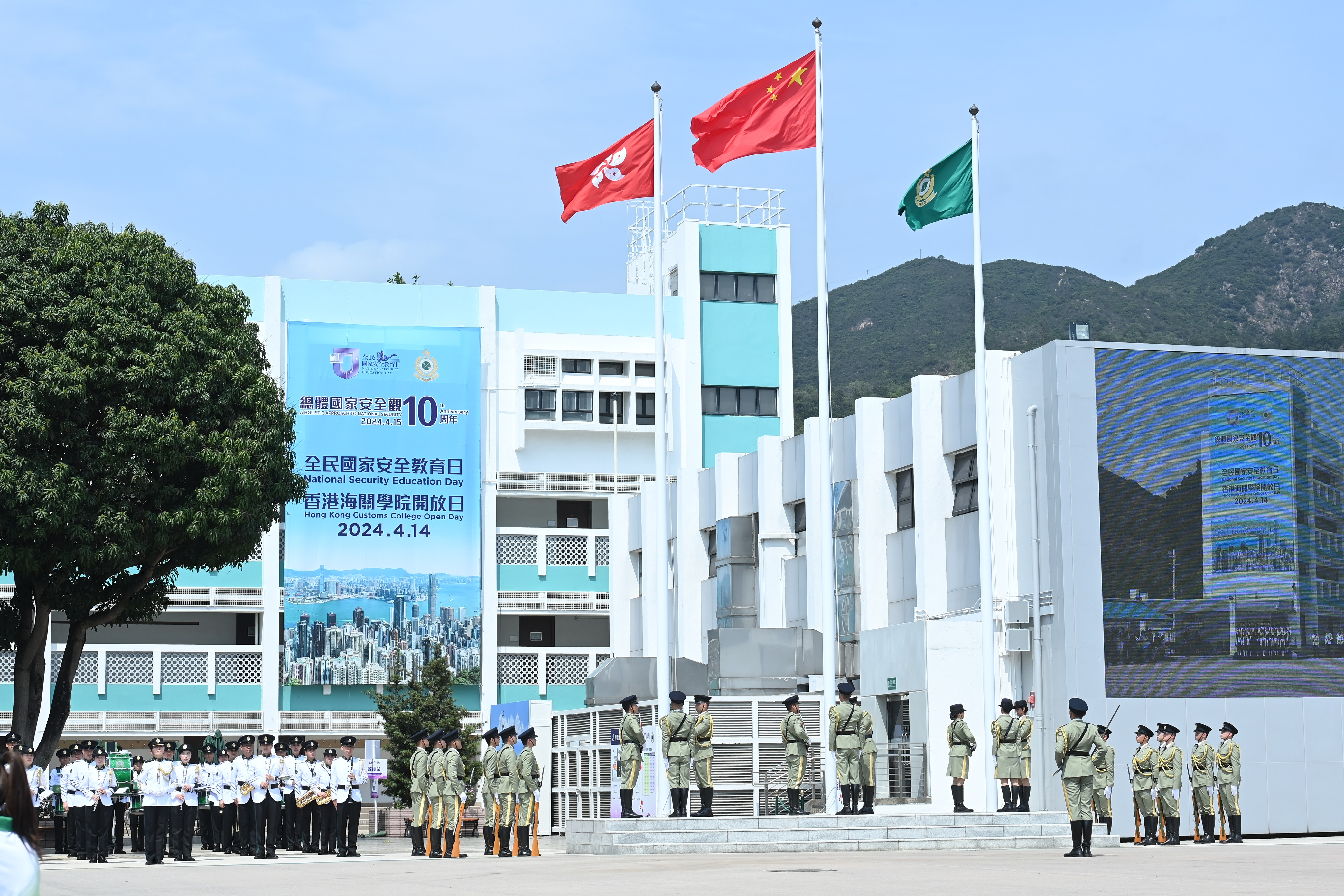 香港海关仪仗队人员以中式升旗仪式为香港海关学院开放日揭开序幕.