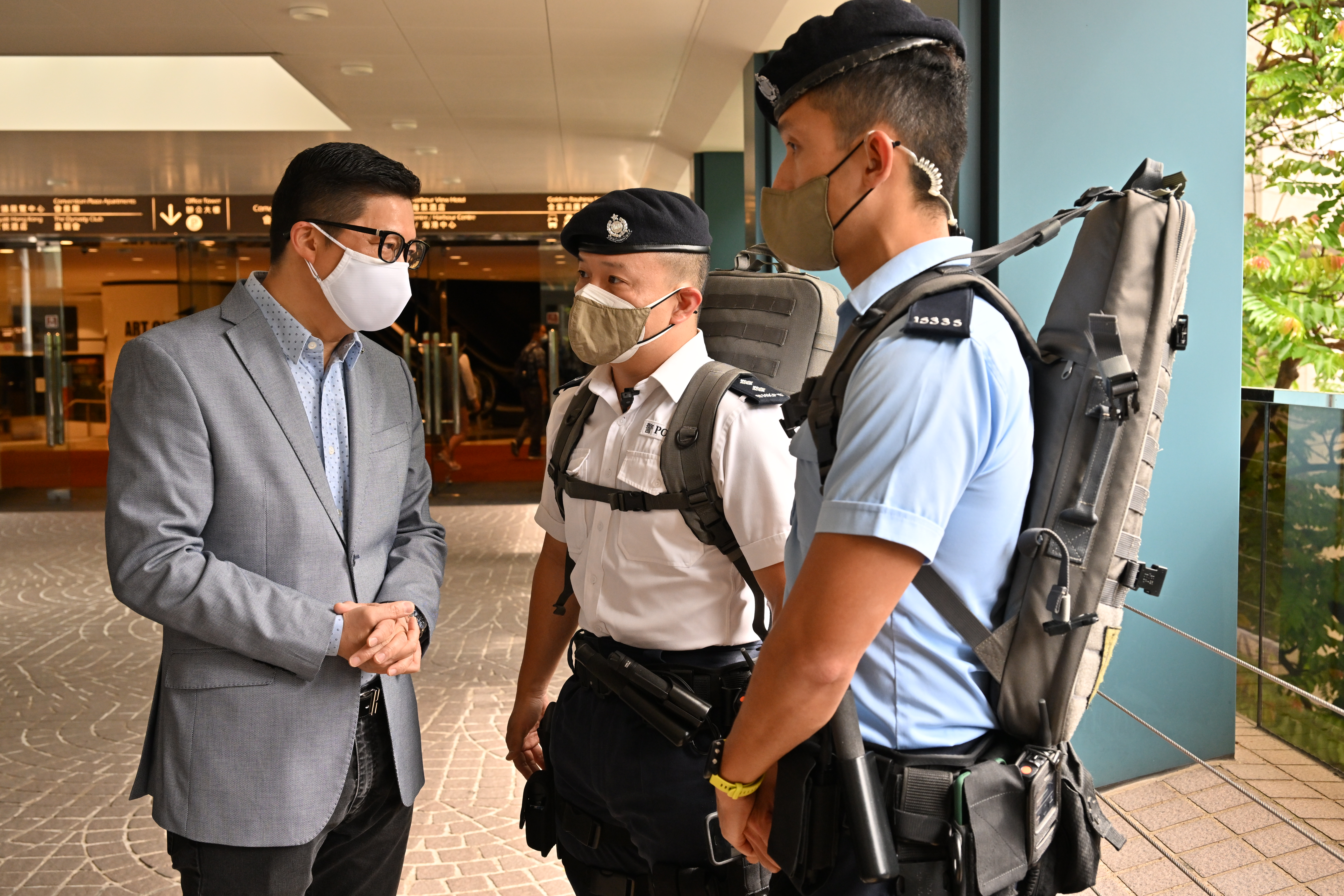 The Secretary for Security, Mr Tang Ping-keung, inspected the security arrangements in the vicinity of the Hong Kong Convention and Exhibition Centre in the morning on May 8 to ensure the 2022 Chief Executive Election be conducted in a safe and orderly manner. Photo shows Mr Tang (left) meeting the personnel of the Counter Terrorism Response Unit of the Police on duty nearby and giving them words of encouragement.