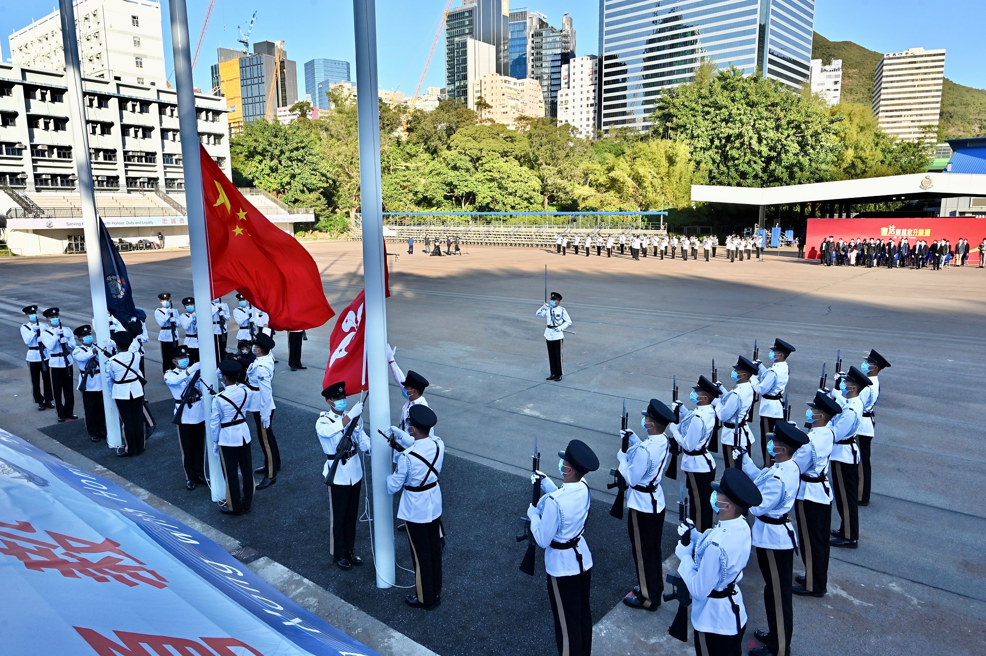图片一：为配合「国家宪法日」，保安局辖下六个纪律部队今早（十二月四日）分别举行升旗仪式，相关部门首长均有出席观礼。图示香港警务处的升旗仪式。